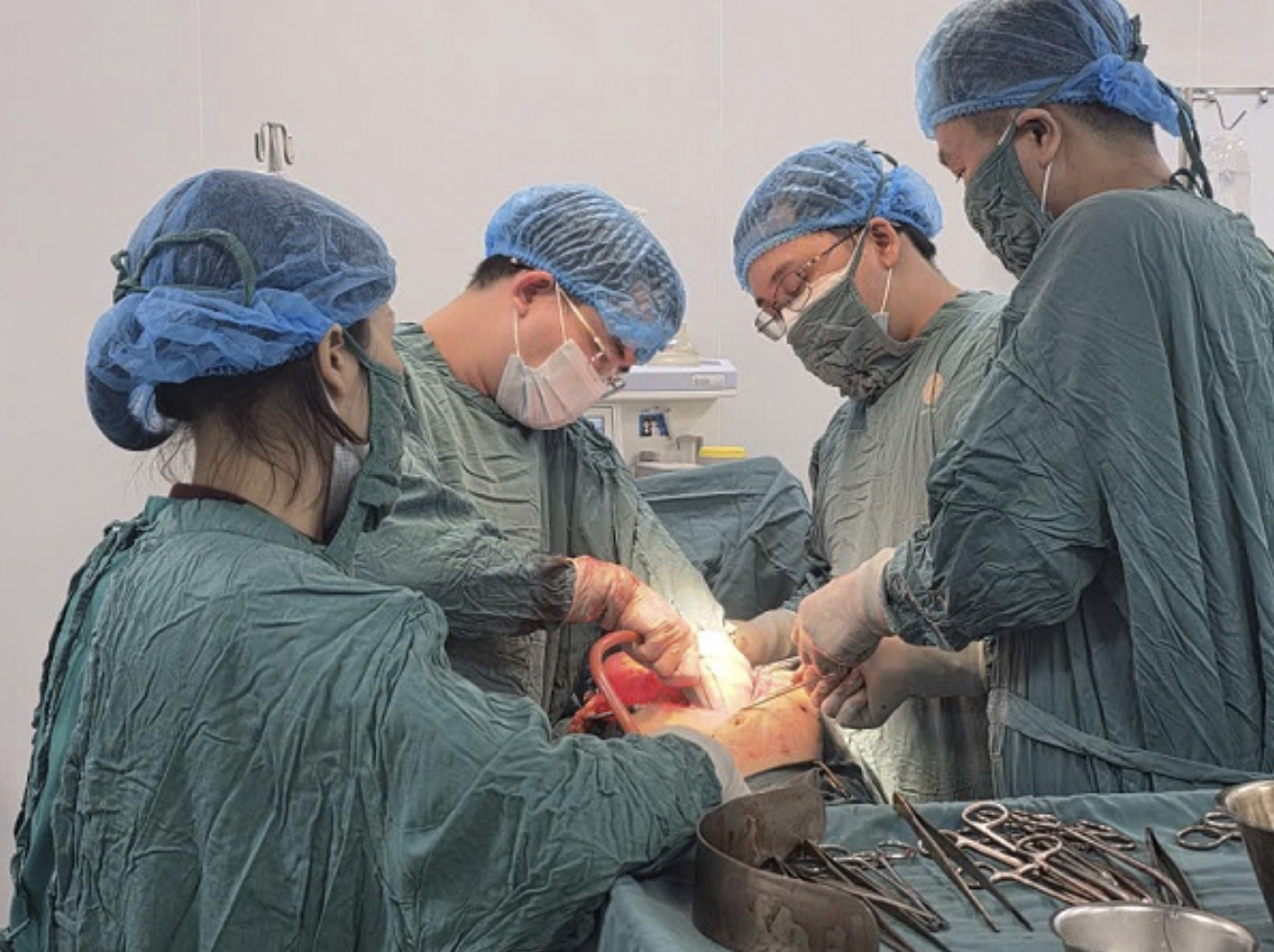 Phẫu thuật cứu sống nam công nhân bị chấn thương bụng nặng sau tai nạn giao thông